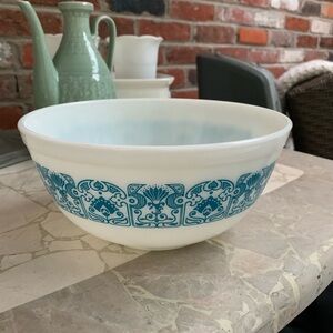 Vintage Pyrex bowl